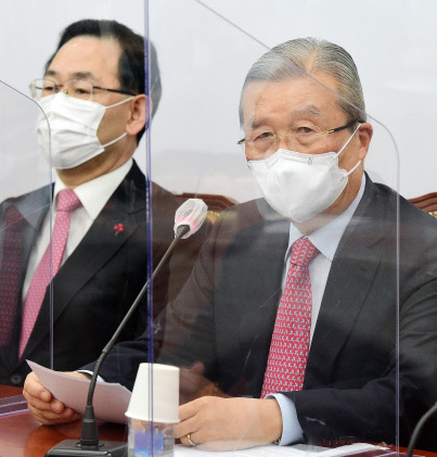 김종인 국민의힘 비상대책위원장이 4일 국회에서 열린 비상대책위원회의에서 발언하고 있다. 연합뉴스